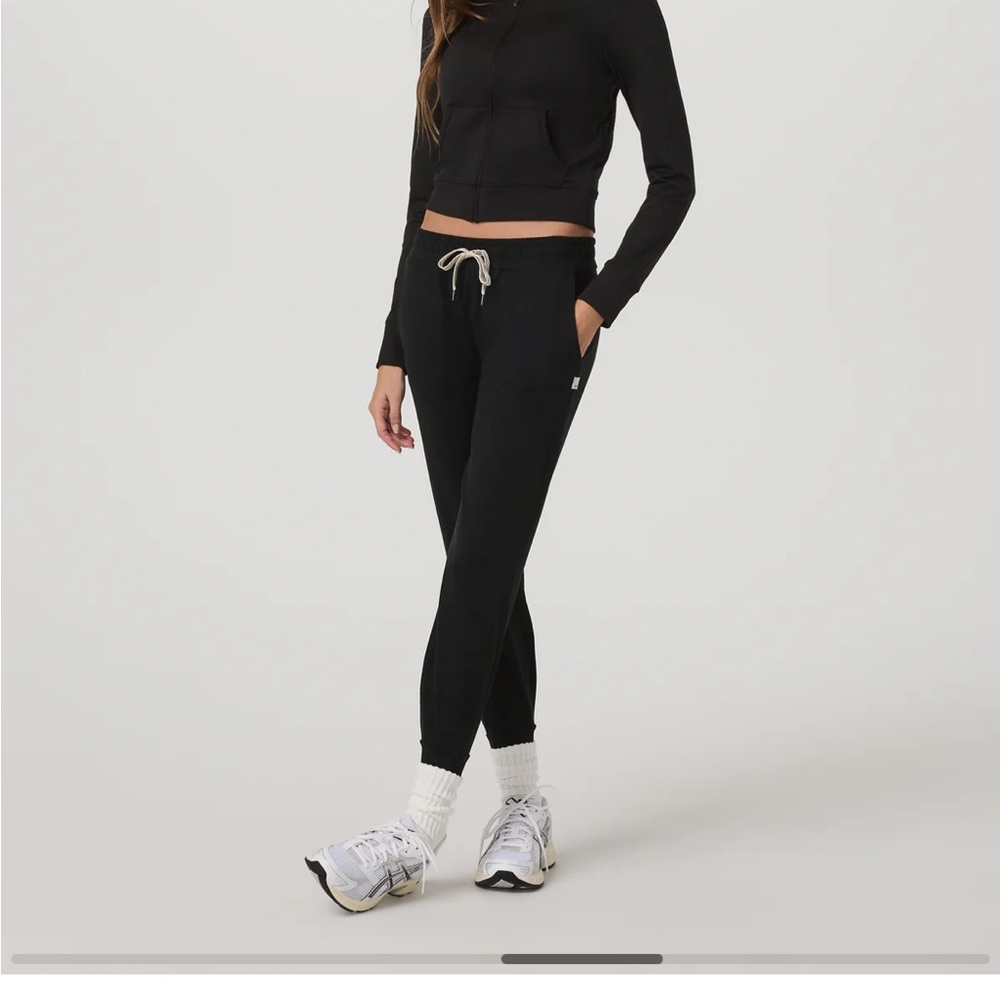 Vuori Women's heathered Black Joggers with Drawstring